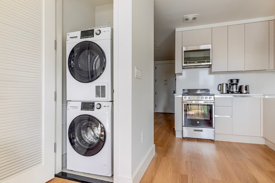 Building Photo - 130 Hope St