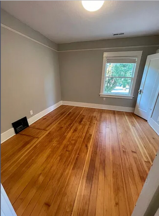 Building Photo - 4-Bedroom Home in SW Portland! Hardwood floors, spacious deck, full basement, separate entry for ...
