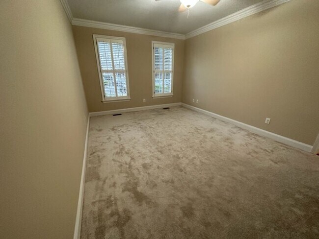 Building Photo - Stunning Townhome - Irving Park