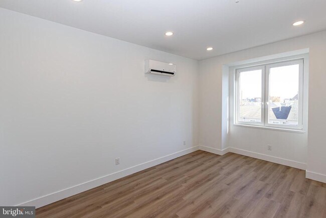Building Photo - 1544 N Darien St