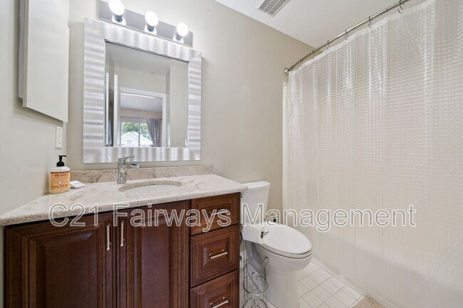 Building Photo - 804 Fairways Dr