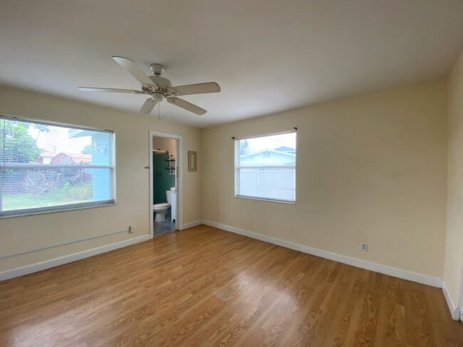 Building Photo - Adorable Beachside Bungalow!