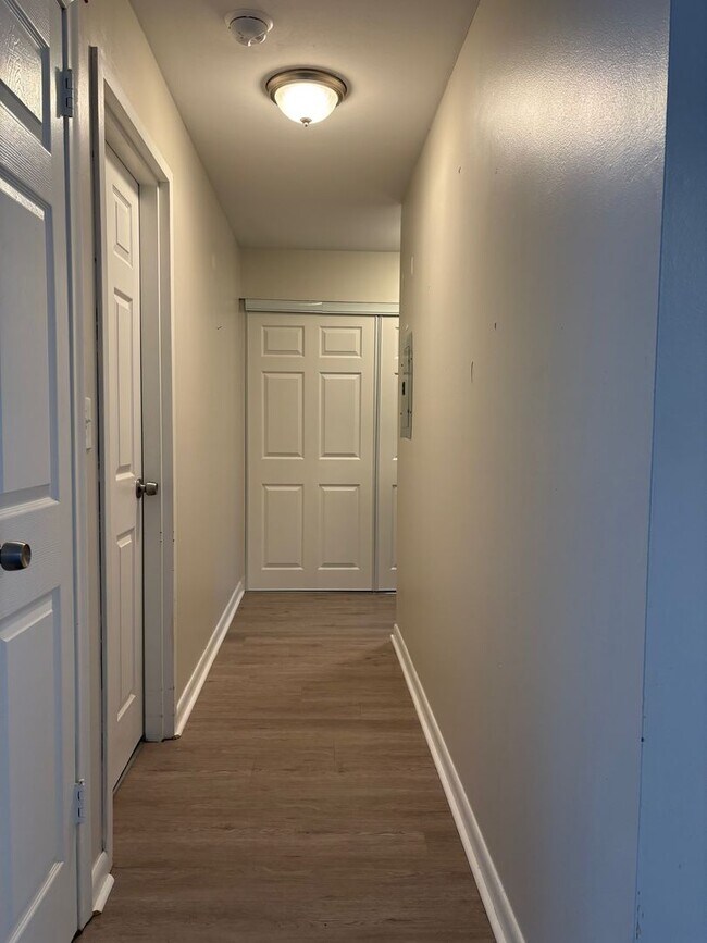 Building Photo - Spacious 1 Bedroom Apartment