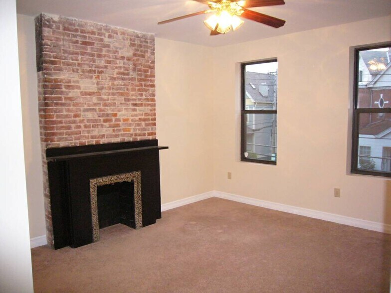 Large, well-lit first bedroom - 5960 Alder St