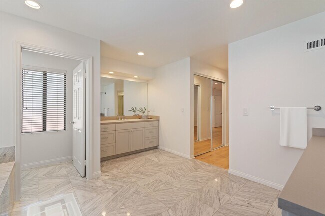 Building Photo - Renovated Single Family Home in Prime Wood...