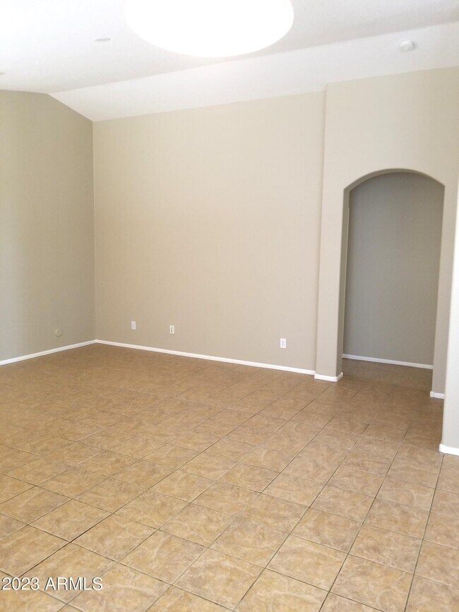 Building Photo - 712 E Marigold Pl