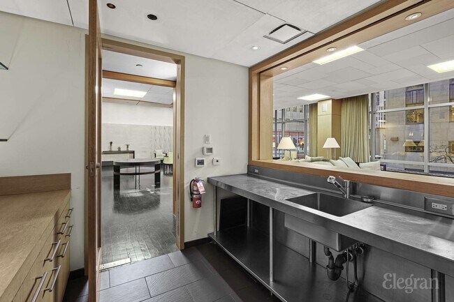 Building Photo - 18 W 48th St