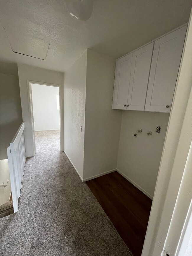 Building Photo - Charming Townhouse (2 Bed / 1.5 Bath)