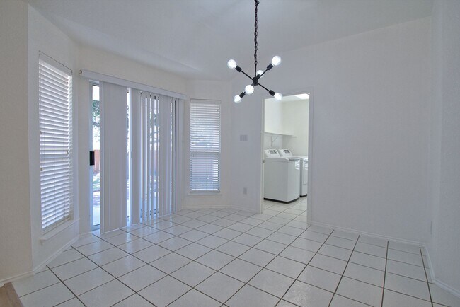 Building Photo - Well Maintained 3/2/2 on Corner Lot