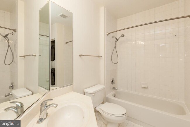 Building Photo - 2204 Westcourt Ln