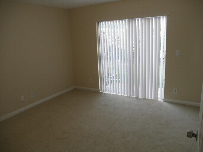 Building Photo - 721 Cypress Way E
