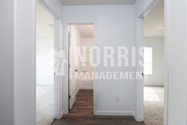 Building Photo - Newer Home in a Great Location to the Freeway
