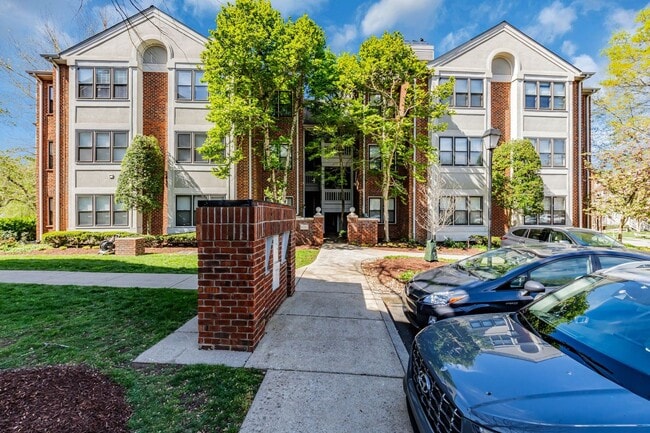 Building Photo - Awesome 2BE/2BA condo in Green Hills!