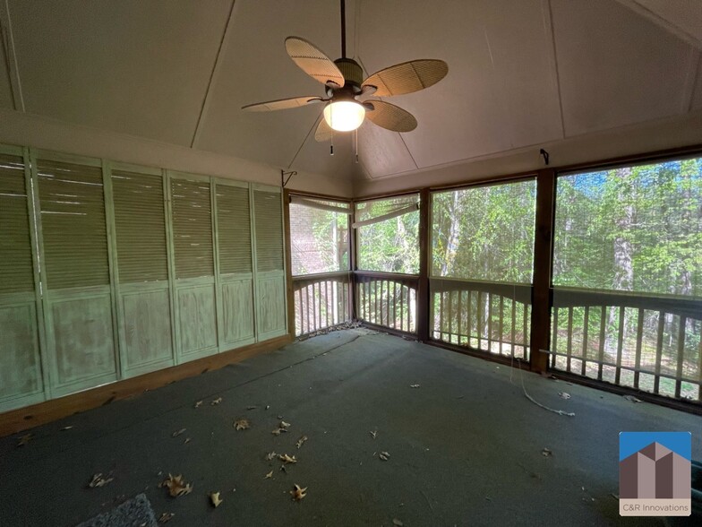 Building Photo - 1377 Greencrest Ct