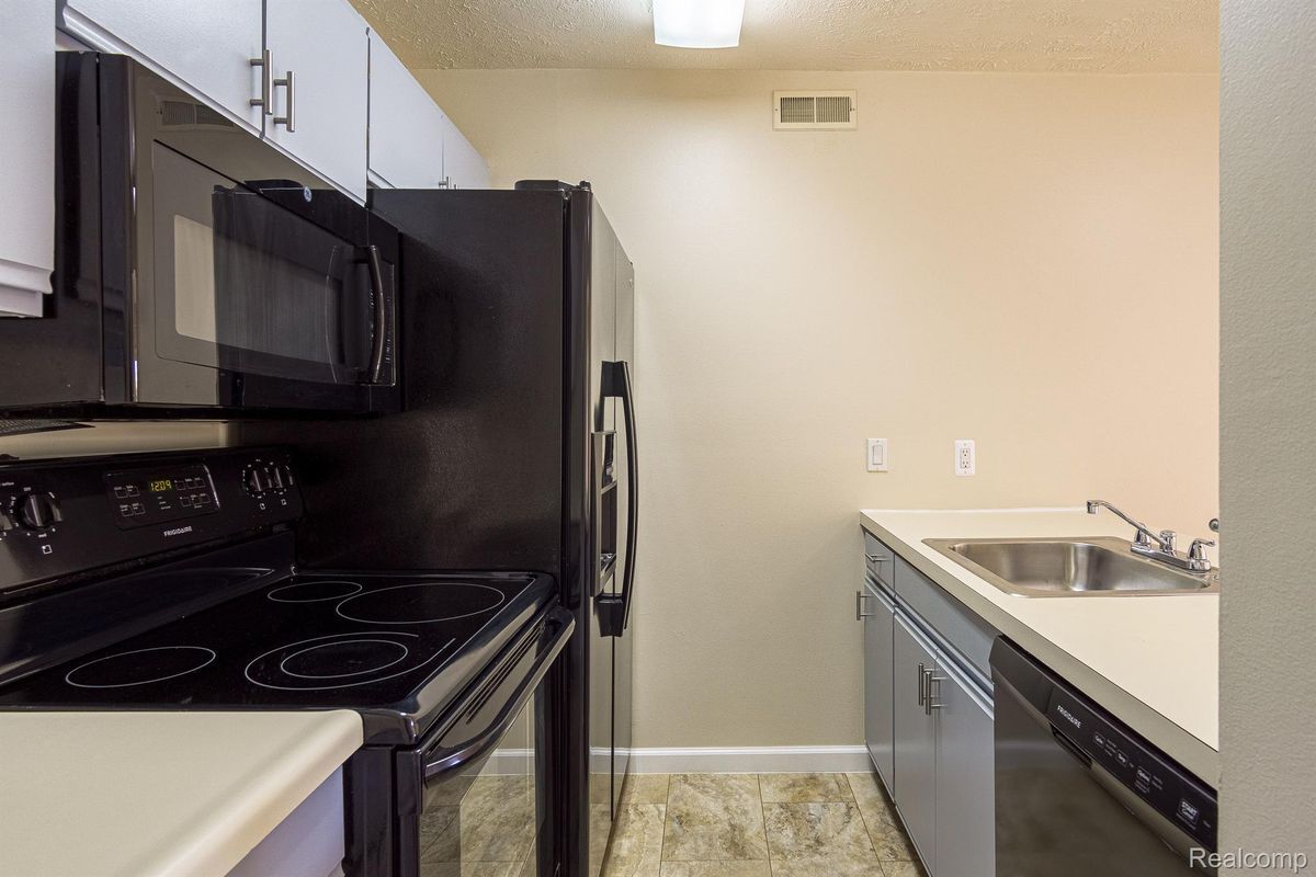 Building Photo - 8737 Greenwillow St