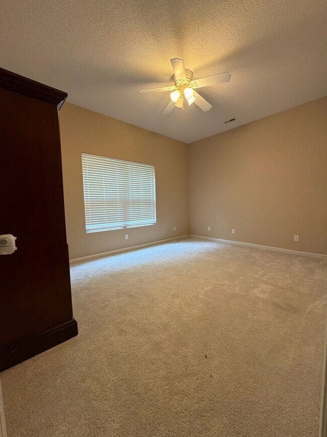 Building Photo - 253 Riverrun Dr