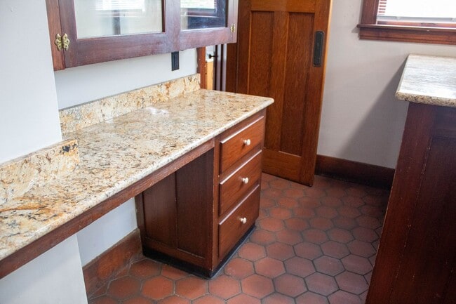 Building Photo - AVAILABLE FOR AUGUST 2026!  Large house ne...