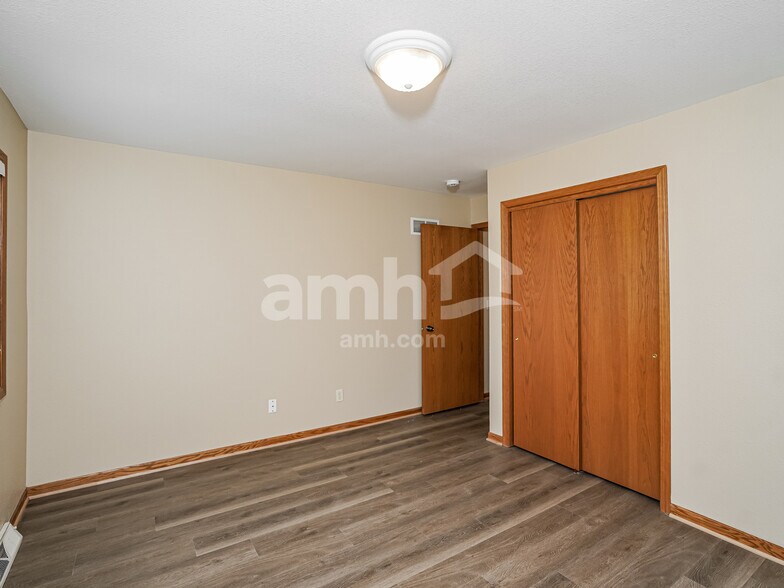 Building Photo - 338 Ponderosa Dr