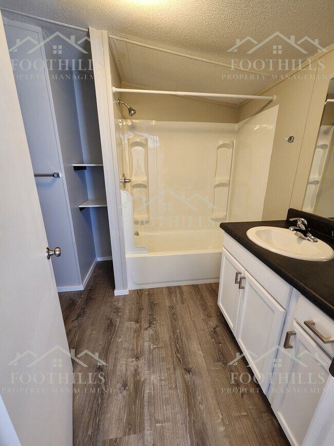 Building Photo - 3 Bedroom, 2 Bath Home Near Portman Marina...