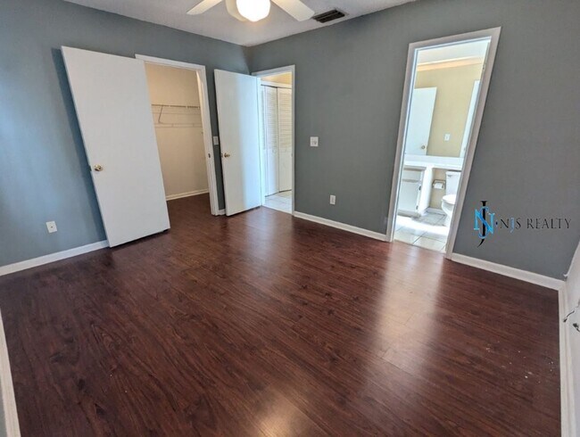 Building Photo - Large 2/2/1 with community pool, primary s...