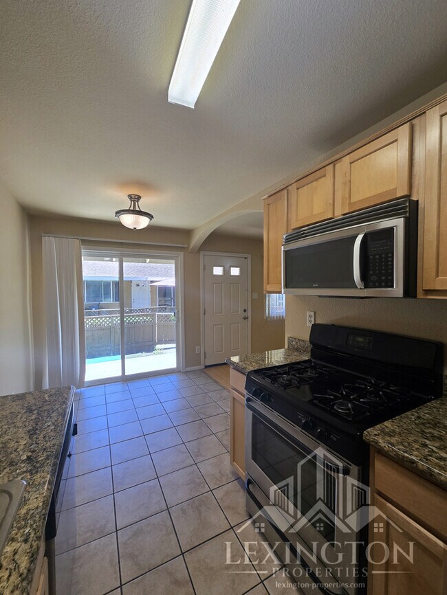 Building Photo - Beautiful, 2BD/1BA, Condo in The Villaggio community, near Madison Ave. and American River College!