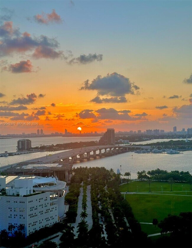 Building Photo - 900 Biscayne Blvd