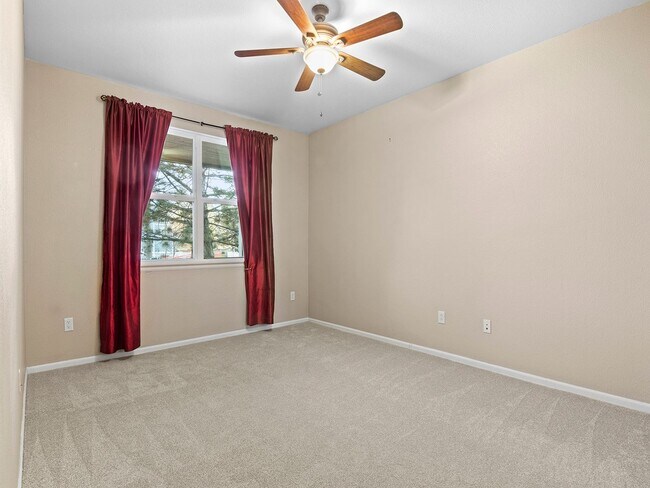 Building Photo - Charming 2 bed 2 bath Condo Near Centerra!