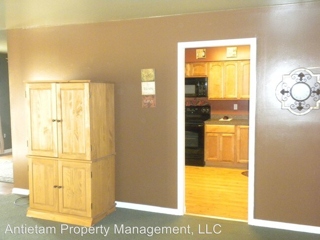 Building Photo - 2 br, 1 bath House - 1036 Brinker Drive #302