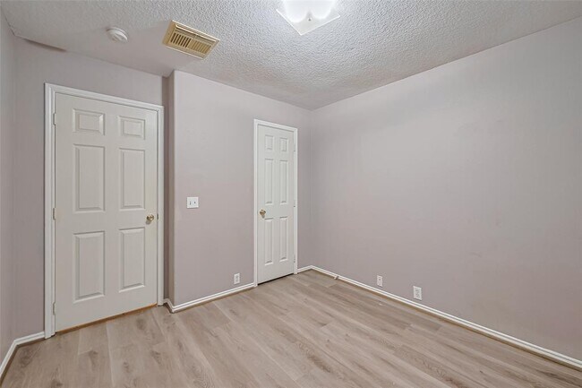 Building Photo - 4826 Cliffpoint Ct