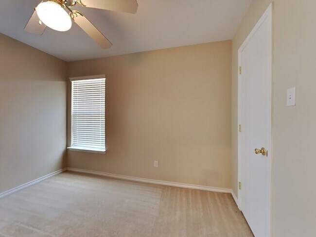 Building Photo - *No App Fee.*$1,000 off First Month* move ...