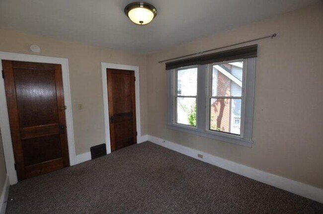 Building Photo - 921 Sylvan Ave