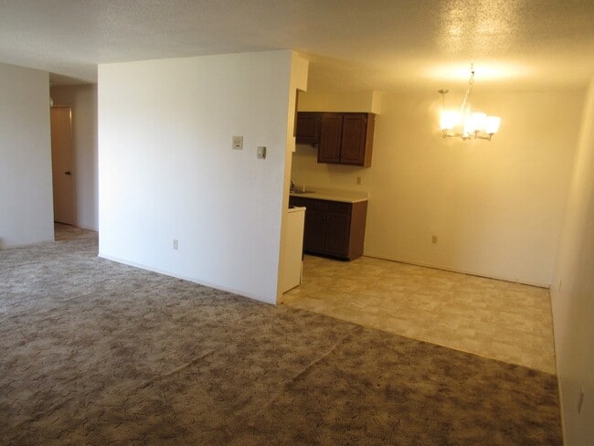Building Photo - 1 Bedroom Condo Overlooking the Green Belt