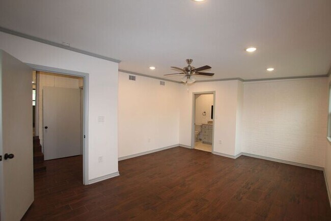 Building Photo - Tour Today! Updated 3 Bed 2 Bath Rental! S...