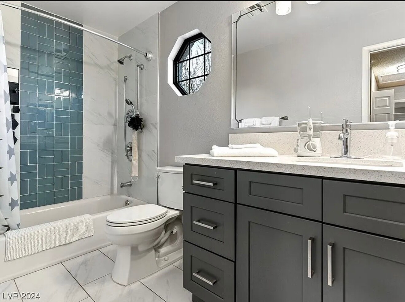 Second bathroom - upstairs - 2801 Willow Wind Ct