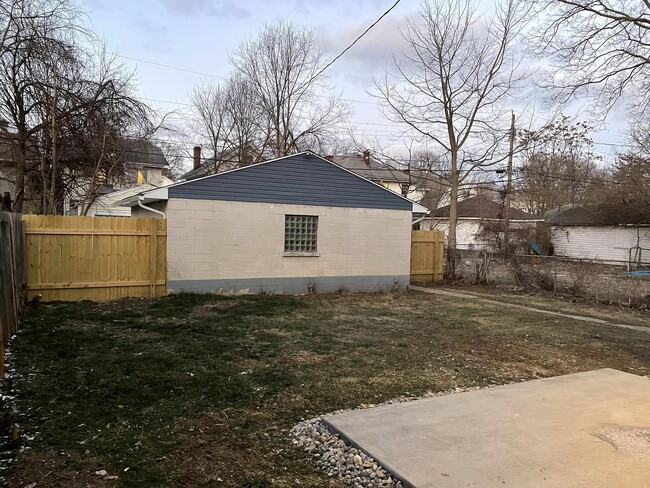 Building Photo - 317 Kenwood Ave