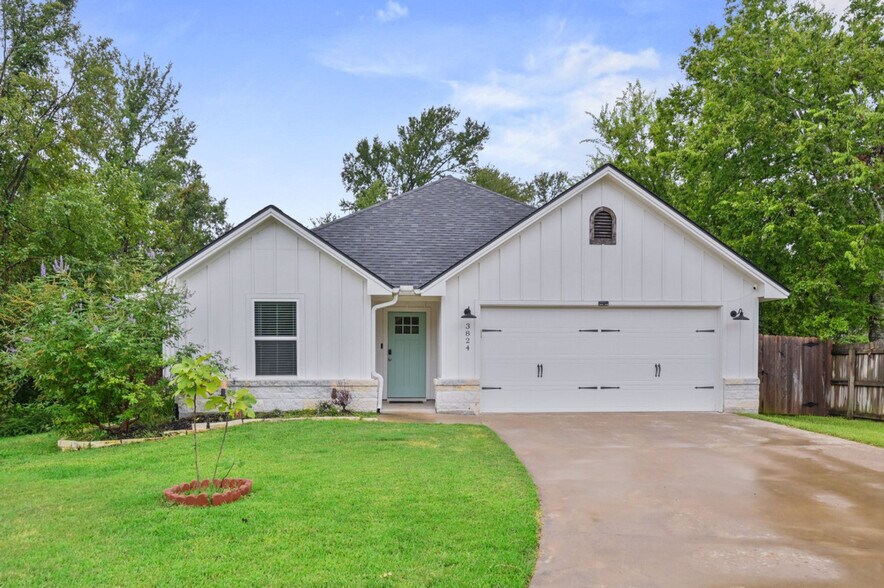 Building Photo - 3824 Springfield Dr