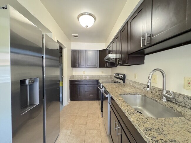 Building Photo - Charming & Spacious Two Bedroom One bathroom Unit