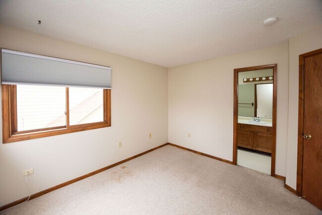 Building Photo - Charming 3 Bed, 2 Bath Home on a Quiet Cul-de-Sac with a Fenced Yard & 2-Car Garage!