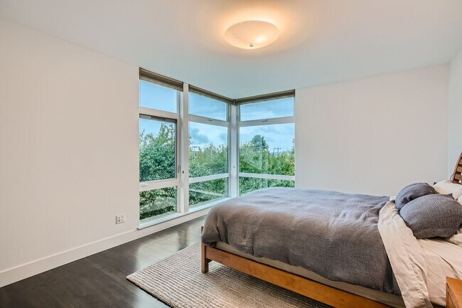 Building Photo - Queen Anne Home