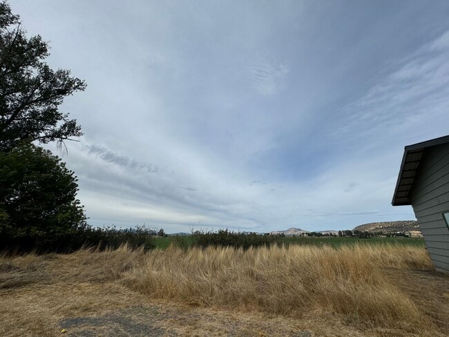 Building Photo - Pet Friendly 2bdrm, 2 bath home in the Cou...