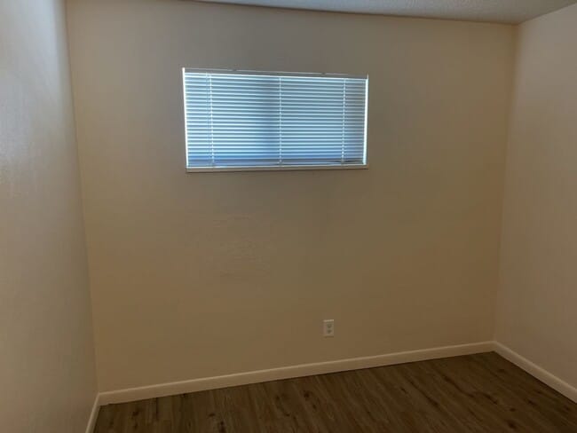 Building Photo - 2 Bed 1 Bath Duplex