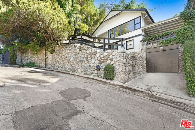 Building Photo - 316 Crane Blvd