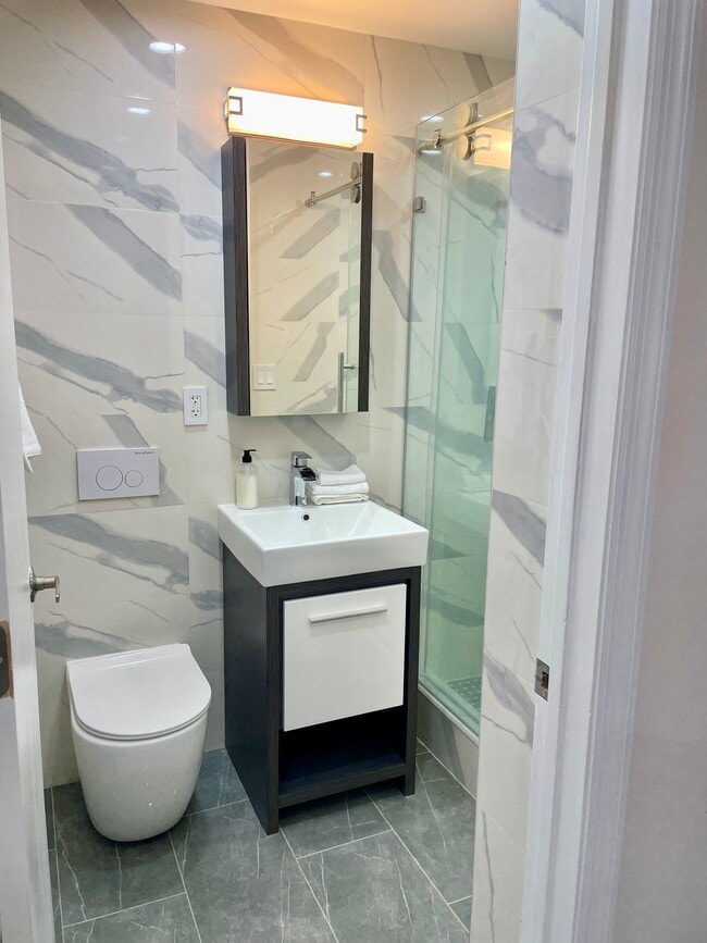 Building Photo - 347 E 4th St