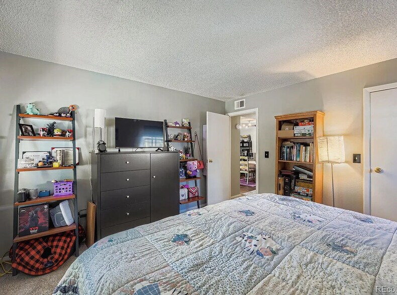 Building Photo - 908 S Walden Way
