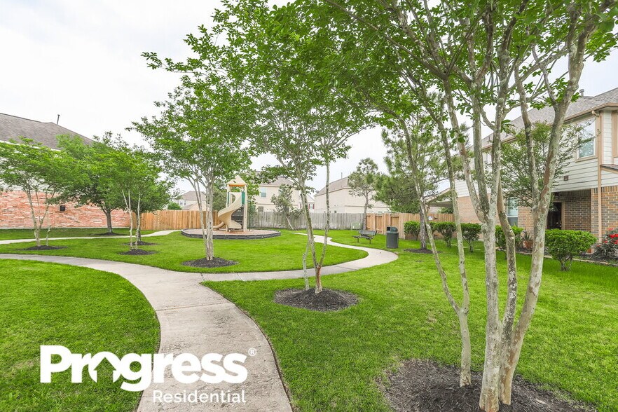 Building Photo - 4939 Forest Hurst Dr
