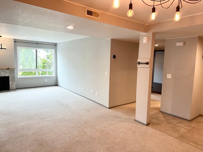 Building Photo - 2-bedroom, 2-bath Condo in Northgate. 2 pa...