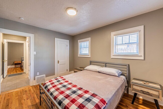 Building Photo - 722 Marquette Ave NW