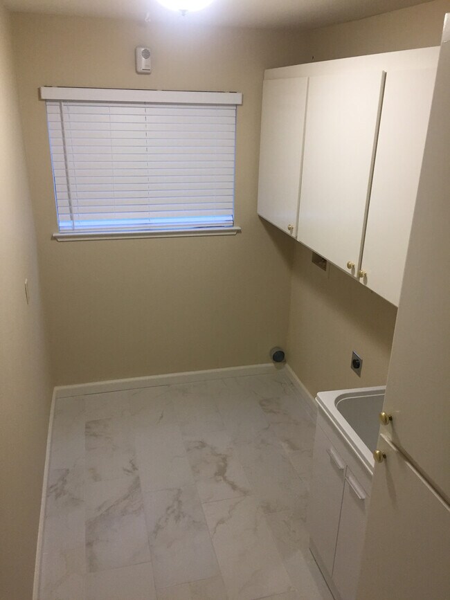 Building Photo - 110 Rock Ravine Ct