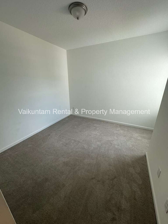 Building Photo - 234 Brandon Lks Dr