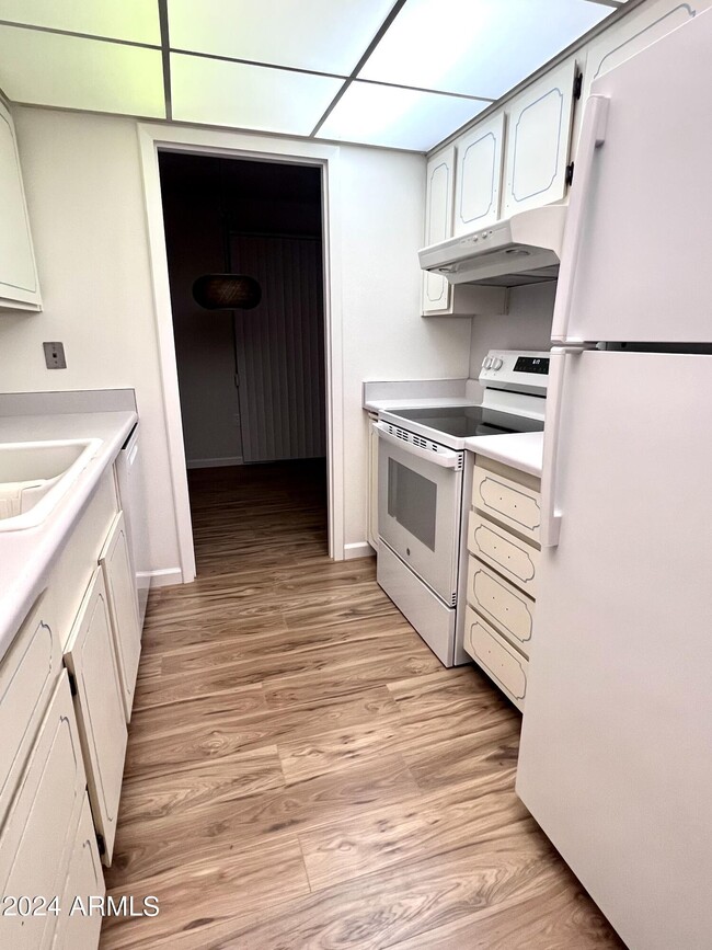 Building Photo - 9815 W Lancaster Dr